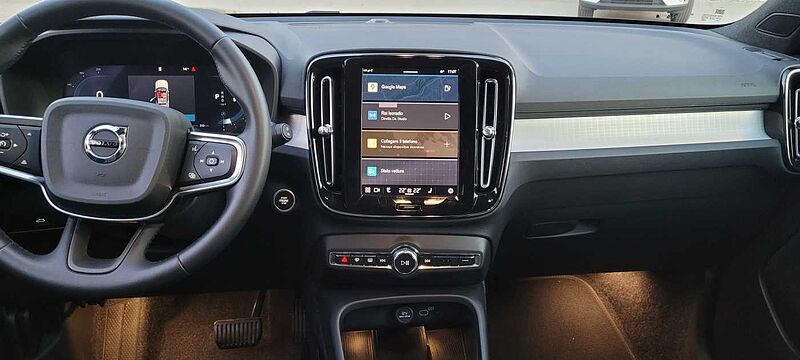 Volvo XC40 Core, B3 Mild hybrid, Benzina