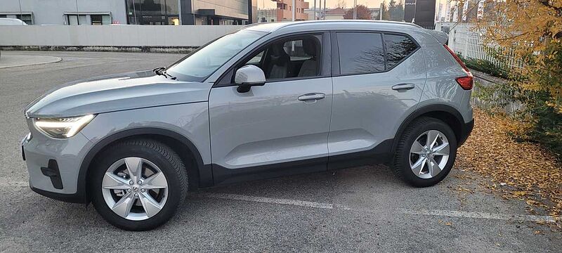 Volvo XC40 Core, B3 Mild hybrid, Benzina