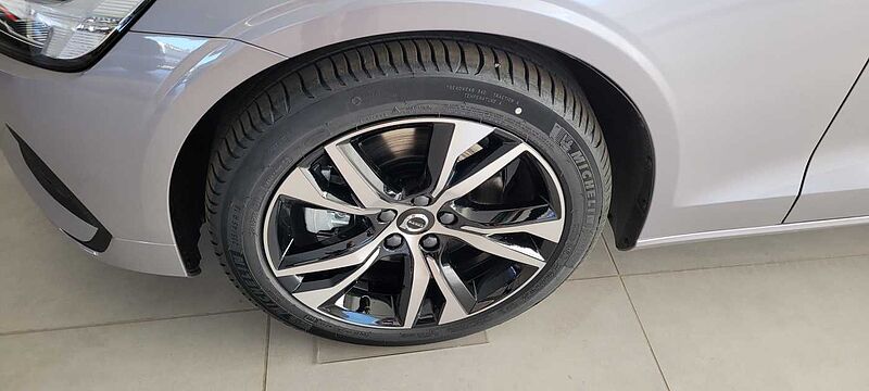 Volvo V60 Core, B4 Mild hybrid, Benzina