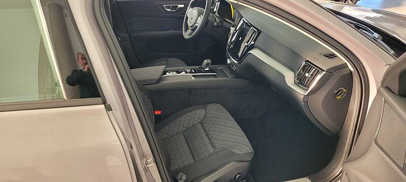 Volvo V60 Core, B4 Mild hybrid, Benzina